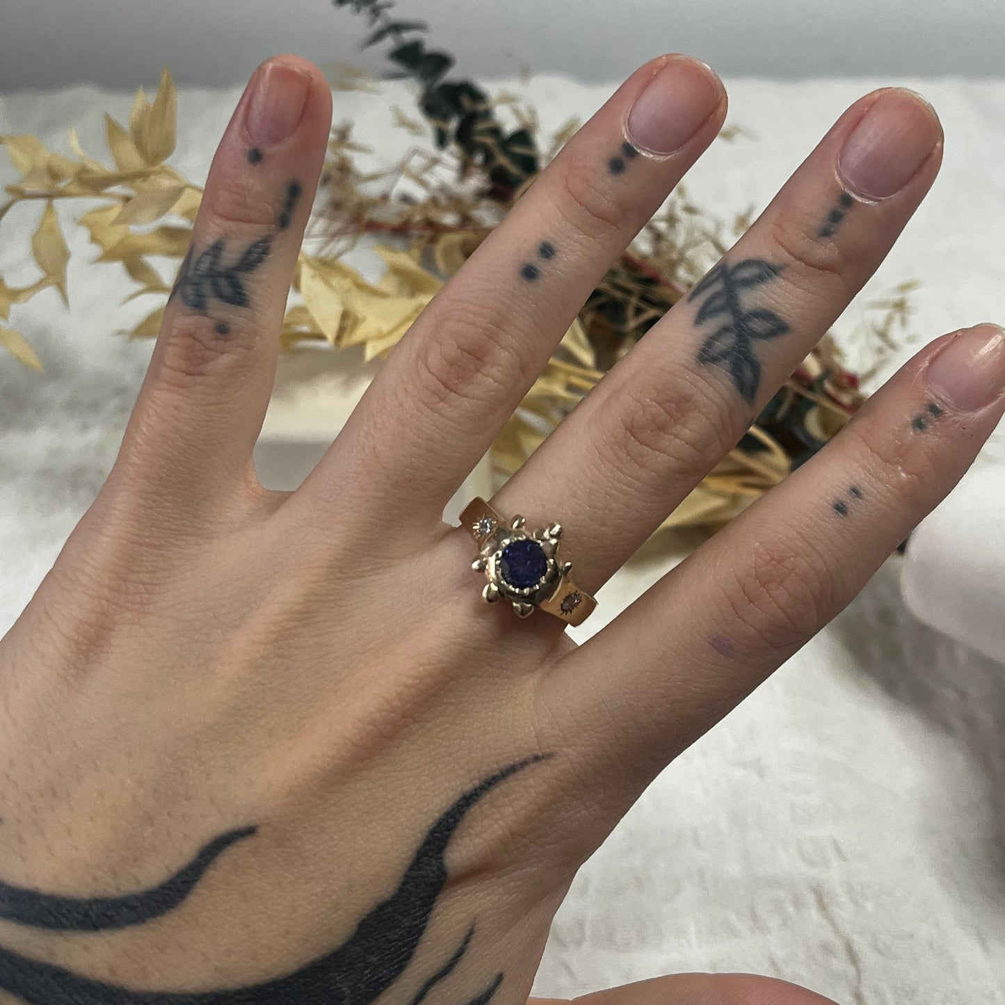 Solid gold ring with a blue tanzanite